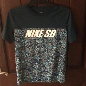 Youth Nike Skate Board dri Fit limited edition Tee